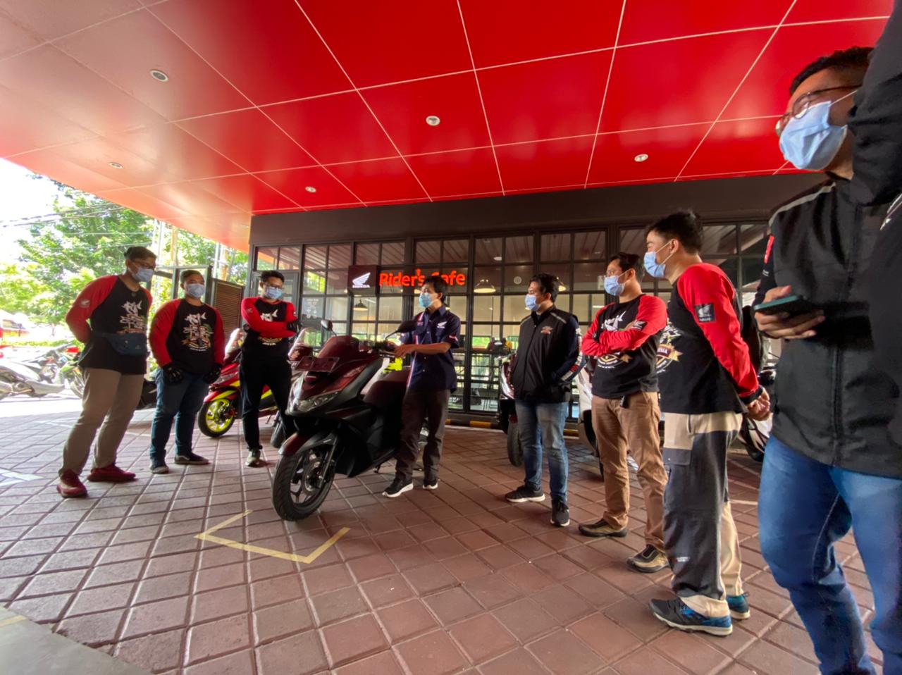 Nongkrong di MPM Riders Cafe Surabaya,  Service Motor Jadi Nyaman